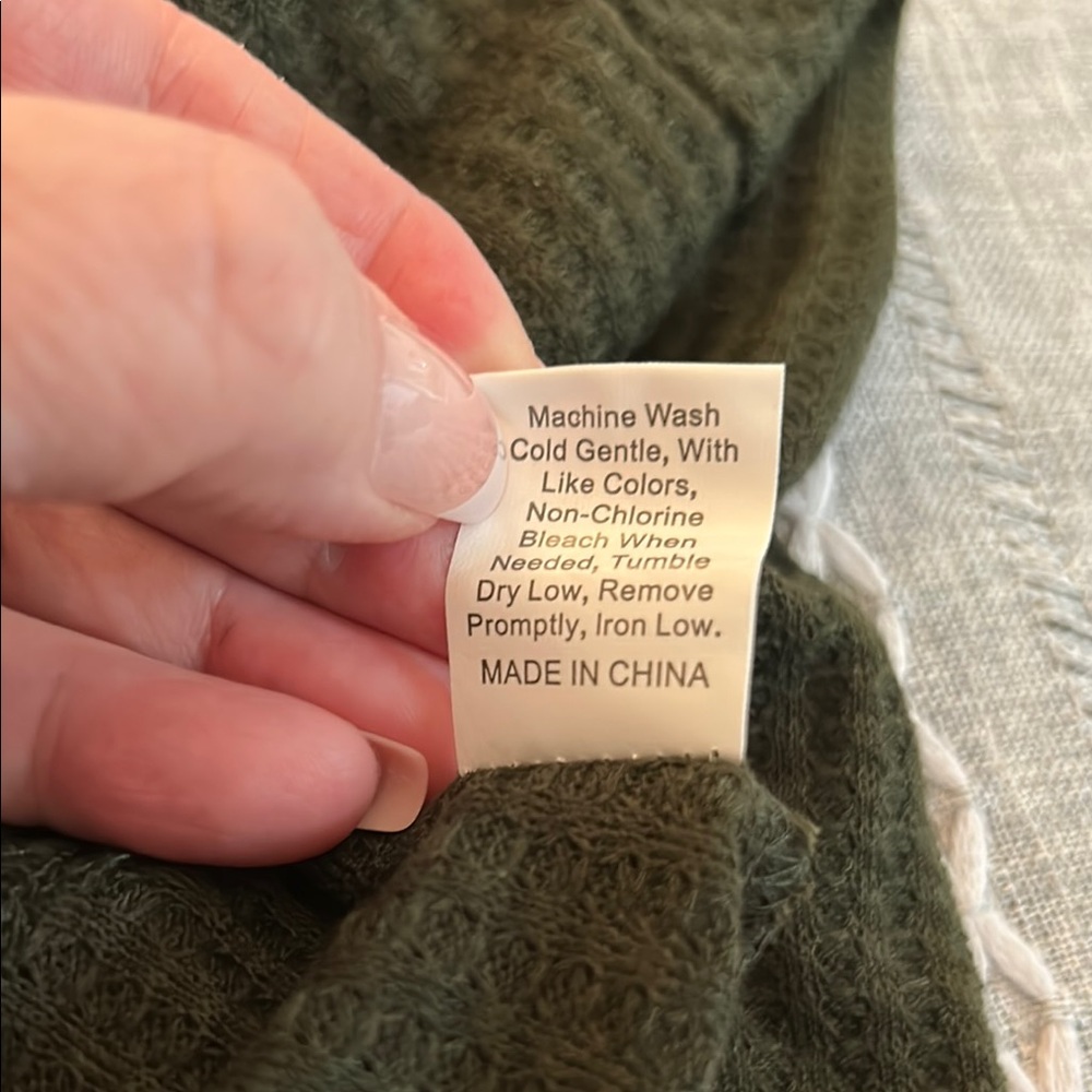 Two-Tone Knit Sweater - Picture 4 of 4